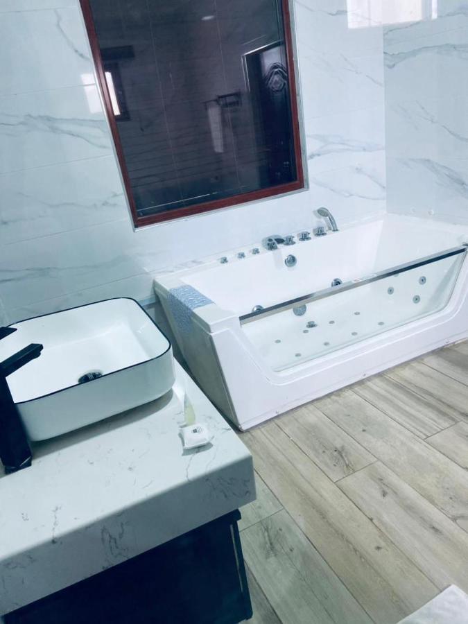 Dellagio Hotel Wa Bagian luar foto